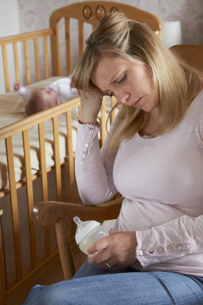 Madre nella scuola materna con bambino che soffre di depressione post natale — Foto Stock