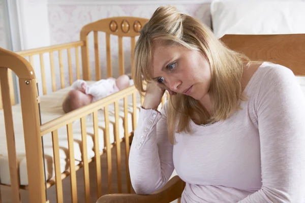 Mutter im Kinderzimmer leidet an postnataler Depression — Stockfoto