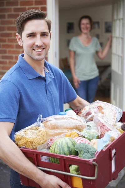 Chauffeur livrant une commande d'épicerie en ligne — Photo