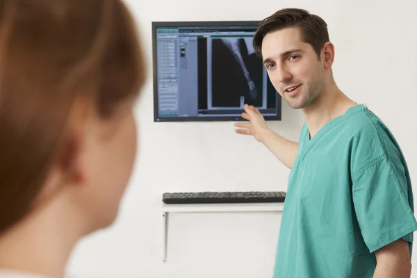 Vet Discussing Pet X Ray With Owner — Stock Photo, Image