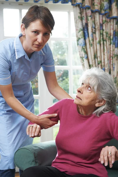 Trabajador de cuidado maltrata a anciana —  Fotos de Stock