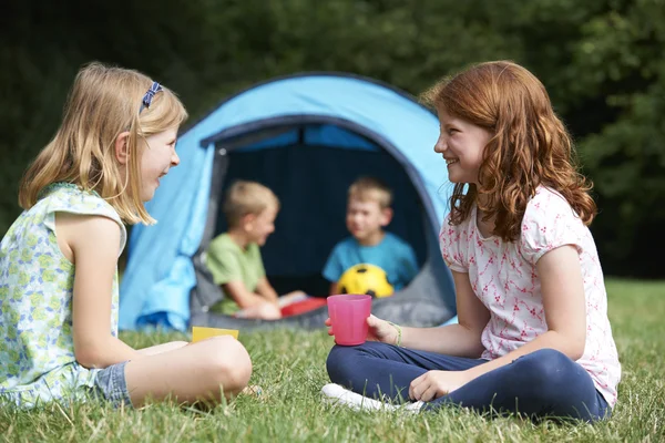 Två flickor chattar tillsammans på Camping resa — Stockfoto