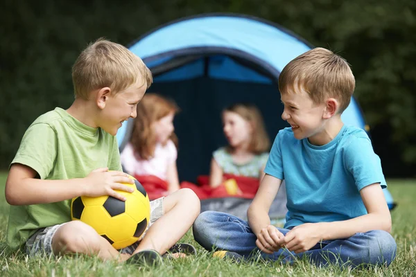 Dois meninos conversando em Camping Trip — Fotografia de Stock