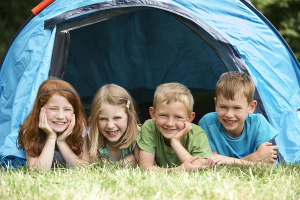 Gruppe von Kindern gemeinsam auf Zeltreise — Stockfoto