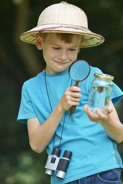 Junge studiert Schmetterling im Glas gefangen — Stockfoto