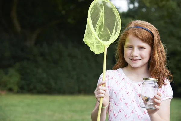 Meisje met Net en vlinder In glazen pot — Stockfoto