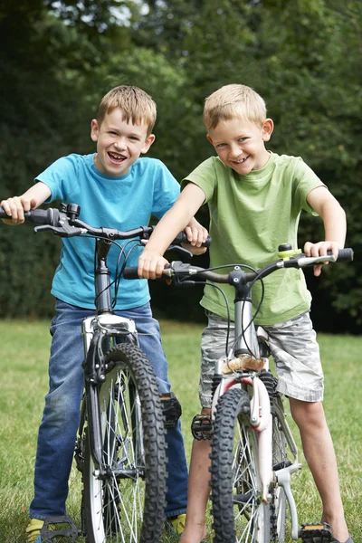 Deux garçons à vélo ensemble — Photo
