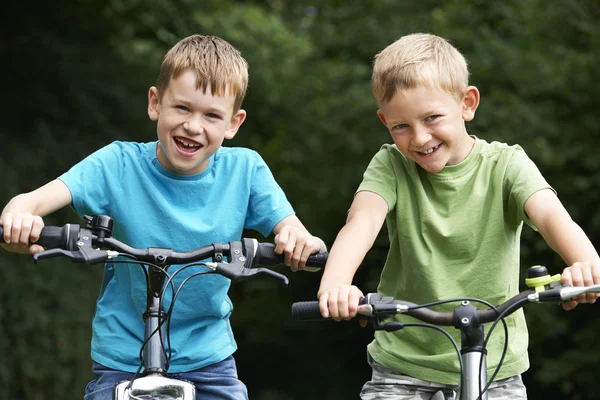 Deux garçons à vélo ensemble — Photo