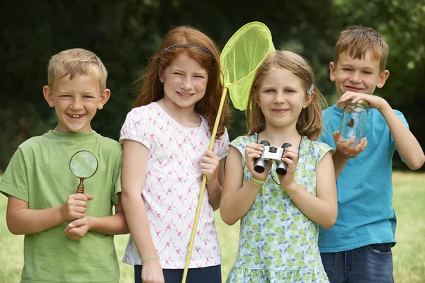 Kindergruppe erkundet gemeinsam die Natur — Stockfoto