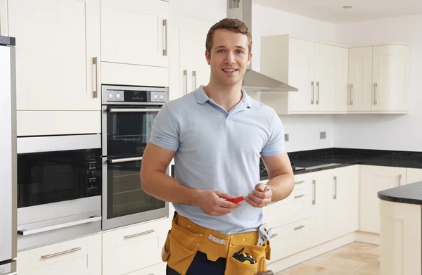 Workman Installing Luxury Fitted Kitchen — Stock Photo, Image