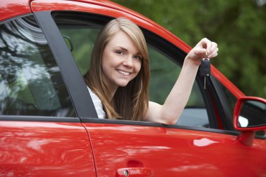 Araba anahtarları tutan genç kadın sürücü