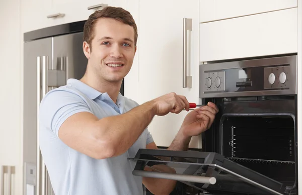 Engineer Reapiring Domestic Oven In Kitchen — Stock Photo, Image