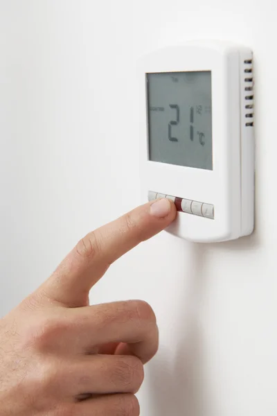 Fermer la main Réglage du thermostat de chauffage central numérique — Photo