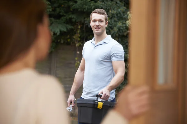 Femme ouvrant la porte au réparateur — Photo