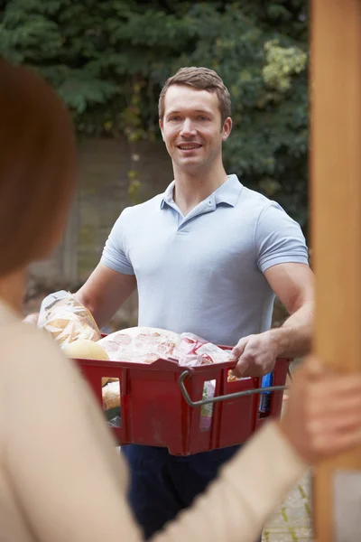 Homem entregando ordem de supermercado on-line — Fotografia de Stock