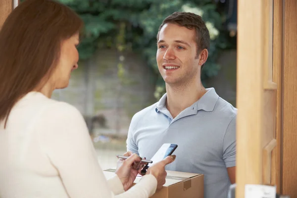 Courier entrega pacote para casa doméstica — Fotografia de Stock