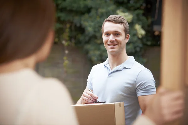 Courier pakket leveren aan binnenlandse huis — Stockfoto