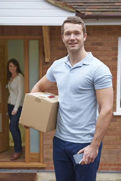 Courier entrega pacote para casa doméstica — Fotografia de Stock