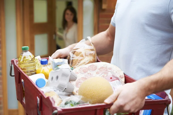 Sürücü çevrimiçi market siparişi teslim ediyor. — Stok fotoğraf