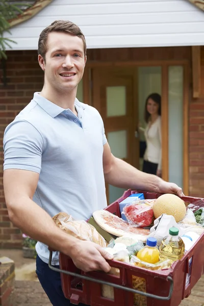 Lokomotivfører som leverer på nett-bestilling – stockfoto