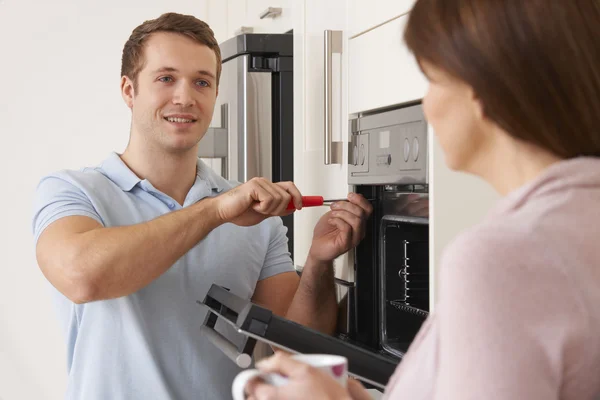 Engineer Giving Advice To Woman On Kitchen Repair — Stock Photo, Image
