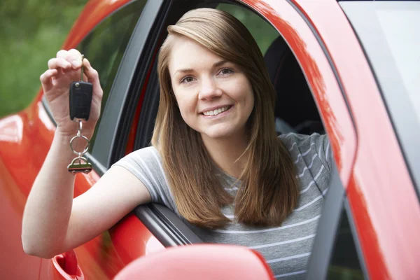 Νεαρή γυναίκα οδηγός σε αυτοκίνητο που κατέχει τα κλειδιά — Φωτογραφία Αρχείου