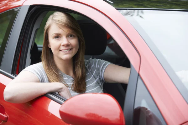 Retrato de conductor femenino joven en el coche — Foto de Stock