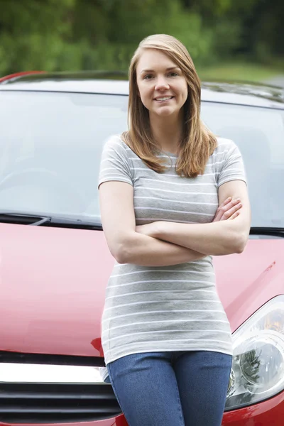 Orgullosa joven conductora de pie delante del coche — Foto de Stock