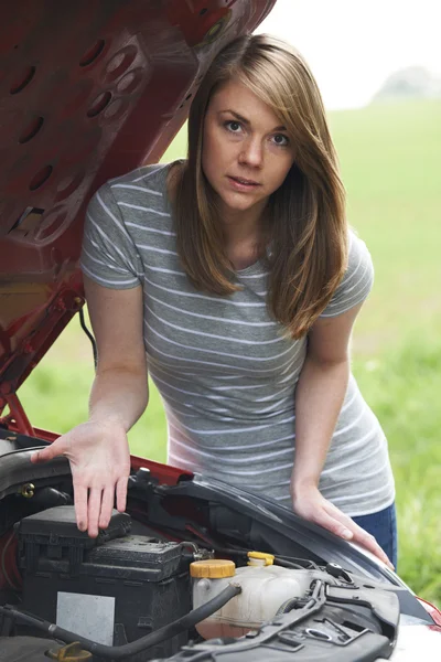 Frustrada motorista femenina con coche roto — Foto de Stock