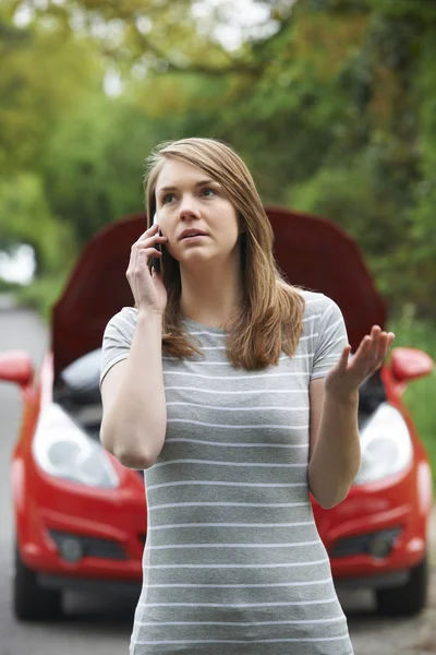Motorista femenina que llama para pedir ayuda después de la avería — Foto de Stock