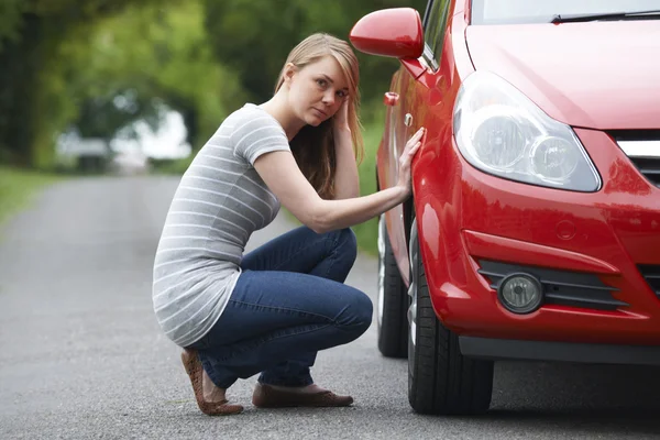 Jeune femme automobiliste avec perforation sur la route de campagne — Photo