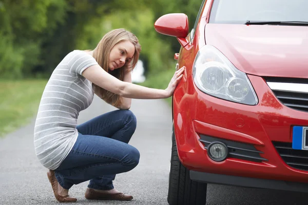 Jeune femme automobiliste avec perforation sur la route de campagne — Photo