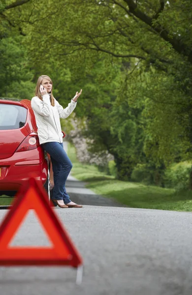 Kvinnlig bilist brutit ned på sidan av vägen — Stockfoto