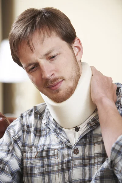 Hombre con cuello quirúrgico en el dolor — Foto de Stock