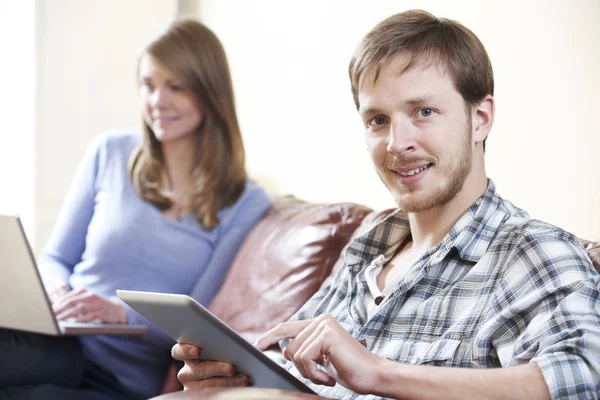 Para przy użyciu technologii cyfrowej w domu — Zdjęcie stockowe