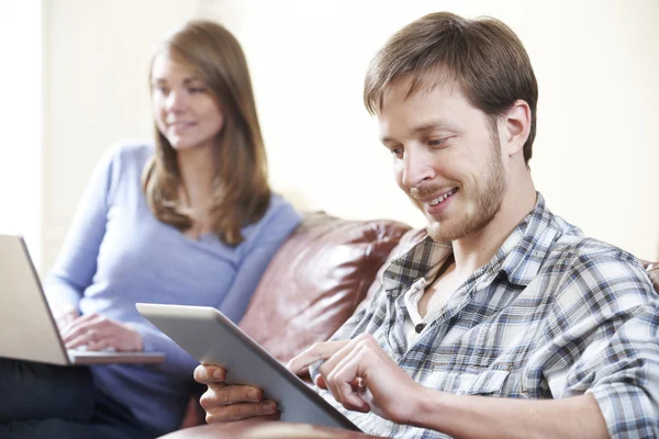 Couple utilisant la technologie numérique à la maison — Photo