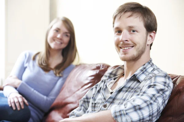 Joyeux jeune couple relaxant à la maison — Photo