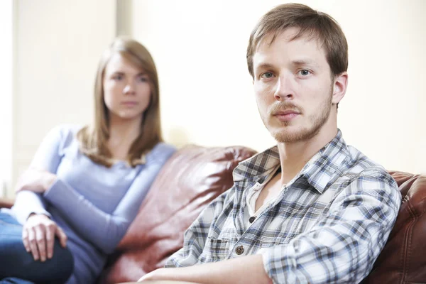 Casal com dificuldades de relacionamento em casa — Fotografia de Stock