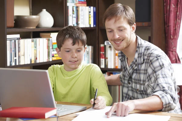 Menino estudando com professor em casa — Fotografia de Stock