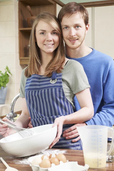 Retrato de pareja joven horneando en la cocina juntos —  Fotos de Stock