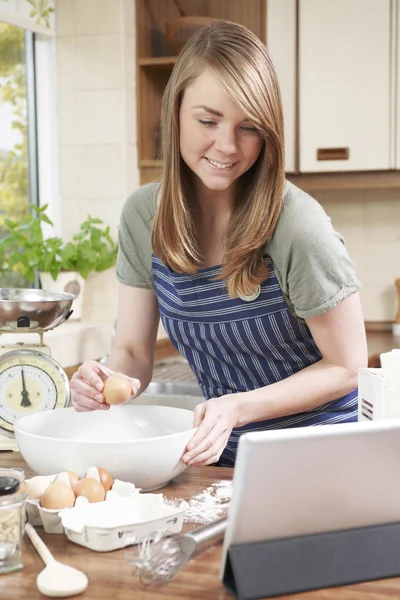 Kobieta, gotowanie i po przepis na cyfrowy tablicowy — Zdjęcie stockowe