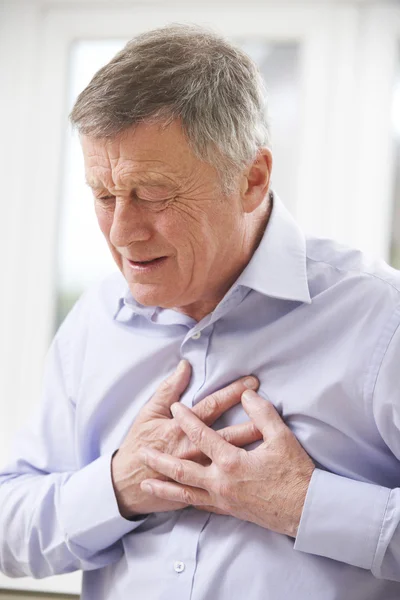Homem Sênior sofrendo ataque cardíaco em casa — Fotografia de Stock