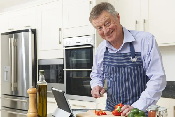 Uomo anziano seguendo la ricetta su tavoletta digitale — Foto Stock