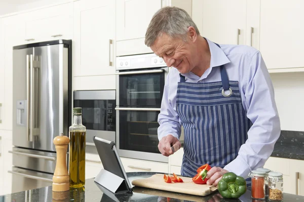 Uomo anziano seguendo la ricetta su tavoletta digitale — Foto Stock