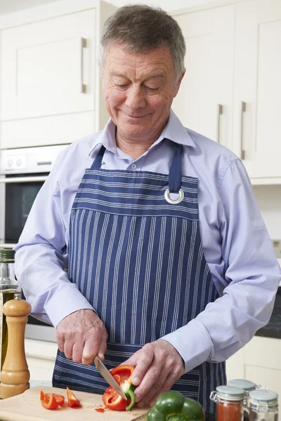 Uomo anziano che prepara il pasto in cucina — Foto Stock