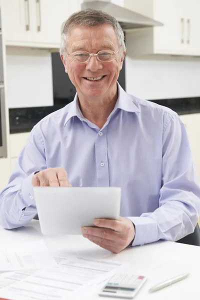 Seniorchef checkt mit digitalem Tablet persönliche Finanzen — Stockfoto