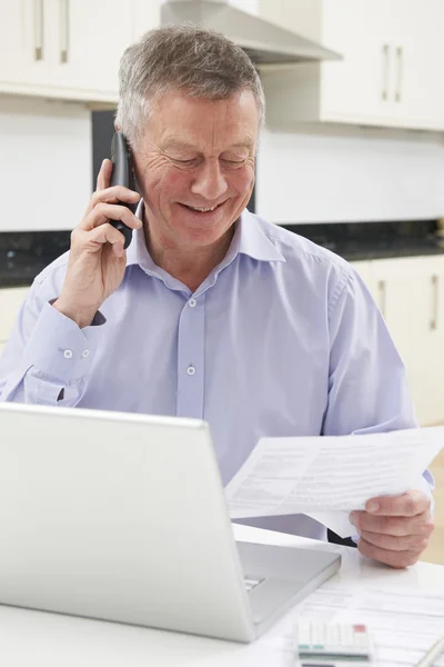 Äldre Man på telefon kontroll personliga ekonomi — Stockfoto