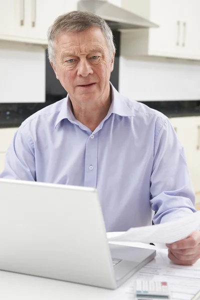 Preoccupato Senior Man Guardando Finanze Personali — Foto Stock