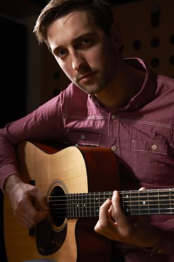 Adam stüdyo kayıt akustik gitar çalmak