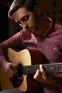 Adam stüdyo kayıt akustik gitar çalmak